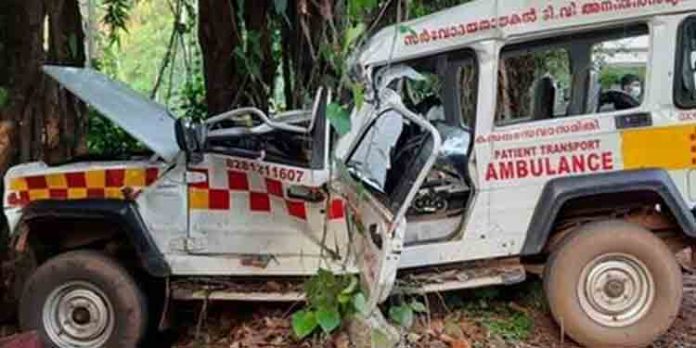 കണ്ണൂരില് ആംബുലന്സ് മരത്തിലിടിച്ച് അപകടം : മൂന്ന് പേര് മരിച്ചു കണ്ണൂരില് ആംബുലന്സ് മരത്തിലിടിച്ച് അപകടം : മൂന്ന് പേര് മരിച്ചു