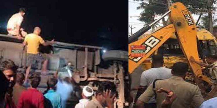 ഉത്തര്പ്രദേശില് മണ്ണുമാന്തിയന്ത്രവും ബസും കൂട്ടിയിടിച്ച് 17 മരണം ; 24 പേര്ക്ക് ഗുരുതര പരിക്ക് ഉത്തര്പ്രദേശില് മണ്ണുമാന്തിയന്ത്രവും ബസും കൂട്ടിയിടിച്ച് 17 മരണം ; 24 പേര്ക്ക് ഗുരുതര പരിക്ക്
