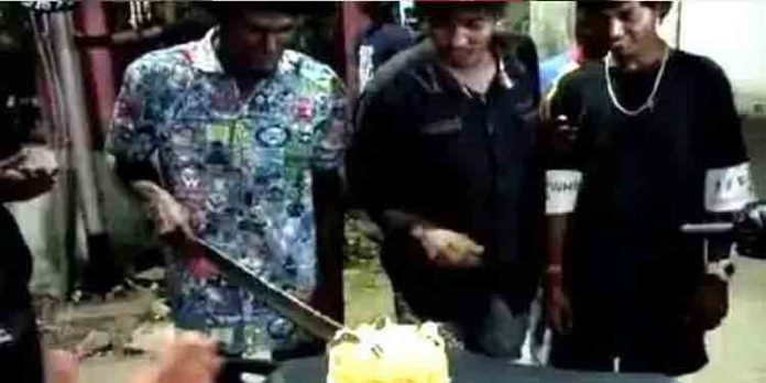 വടിവാള് ഉപയോഗിച്ച് ജന്മദിന കേക്ക് മുറിച്ചു ; ആറു യുവാക്കള് അറസ്റ്റില് വടിവാള് ഉപയോഗിച്ച് ജന്മദിന കേക്ക് മുറിച്ചു ; ആറു യുവാക്കള് അറസ്റ്റില്