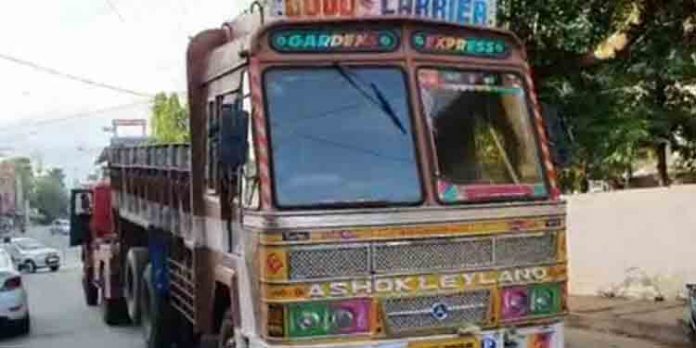 വയനാട് – മുട്ടിലില് മരം മുറിച്ചു കടത്താനുപയോഗിച്ച ലോറി വനം വകുപ്പ് കസ്റ്റഡിയിലെടുത്തു വയനാട് – മുട്ടിലില് മരം മുറിച്ചു കടത്താനുപയോഗിച്ച ലോറി വനം വകുപ്പ് കസ്റ്റഡിയിലെടുത്തു