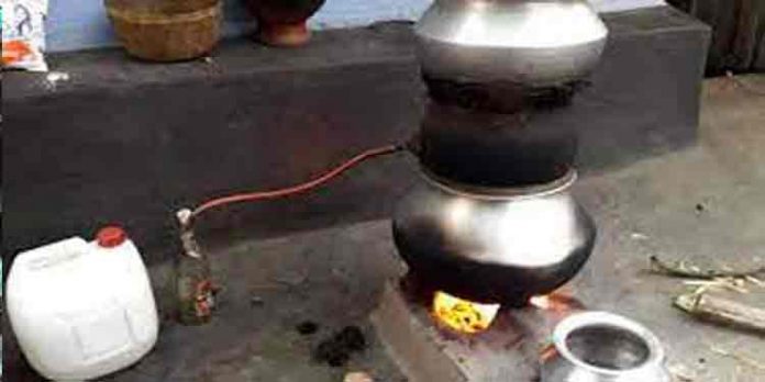 മൂന്ന് ലിറ്റര് ചാരായവും 70 ലിറ്റര് കോടയും പിടിച്ചെടുത്തു ; മൂന്നുപേര് അറസ്റ്റില് മൂന്ന് ലിറ്റര് ചാരായവും 70 ലിറ്റര് കോടയും പിടിച്ചെടുത്തു ; മൂന്നുപേര് അറസ്റ്റില്