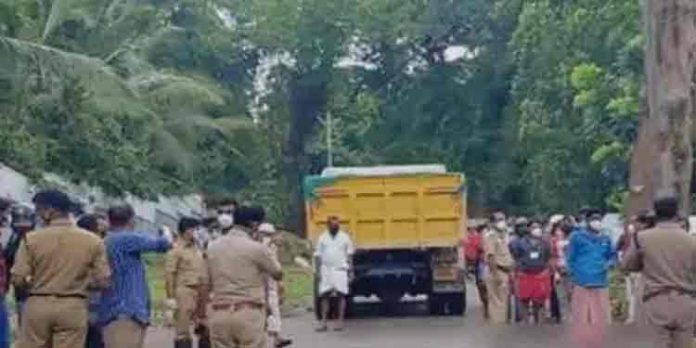 കോഴിക്കോട്ട് ടിപ്പര് ലോറി ഇടിച്ച് ബൈക്ക് യാത്രക്കാരായ രണ്ടു പേര് മരിച്ചു കോഴിക്കോട്ട് ടിപ്പര് ലോറി ഇടിച്ച് ബൈക്ക് യാത്രക്കാരായ രണ്ടു പേര് മരിച്ചു