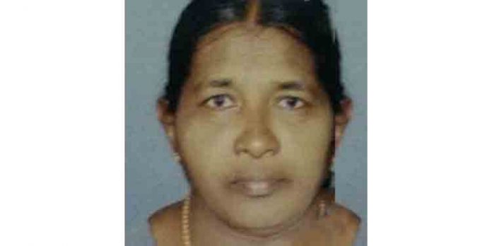 വീട്ടുവളപ്പില് പൊട്ടി വീണ വൈദ്യുതി കമ്പിയില് നിന്ന് ഷോക്കേറ്റ് വീട്ടു ജോലിക്കാരി മരിച്ചു വീട്ടുവളപ്പില് പൊട്ടി വീണ വൈദ്യുതി കമ്പിയില് നിന്ന് ഷോക്കേറ്റ് വീട്ടു ജോലിക്കാരി മരിച്ചു
