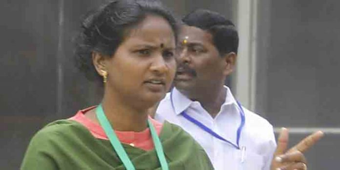 രമ്യ ഹരിദാസ് എം.പിയെ തടഞ്ഞുനിര്ത്തി ഭീഷണിപ്പെടുത്തിയ സംഭവത്തില് ഇന്ന് കൂടുതല് പേര്ക്കെതിരെ കേസ് എടുക്കും രമ്യ ഹരിദാസ് എം.പിയെ തടഞ്ഞുനിര്ത്തി ഭീഷണിപ്പെടുത്തിയ സംഭവത്തില് ഇന്ന് കൂടുതല് പേര്ക്കെതിരെ കേസ് എടുക്കും