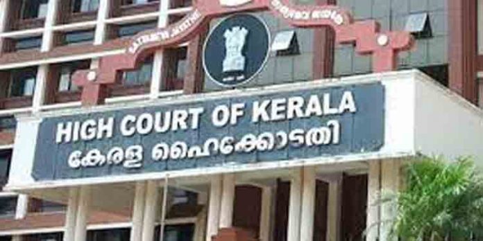 ലക്ഷദ്വീപ് കളക്ടര് അസ്കര് അലിയുടെ കോലം കത്തിച്ച കേസില് യൂത്ത് കോണ്ഗ്രസ് പ്രവര്ത്തകര്ക്ക് ജാമ്യം ലക്ഷദ്വീപ് കളക്ടര് അസ്കര് അലിയുടെ കോലം കത്തിച്ച കേസില് യൂത്ത് കോണ്ഗ്രസ് പ്രവര്ത്തകര്ക്ക് ജാമ്യം