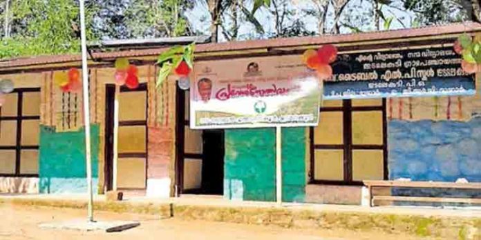 എല്ലാവരും ഓണ് ലൈനില് – ഇടമലക്കുടി ഓഫ് ലൈനിലാണ് ; ട്രൈബല് സ്കൂളിന്റെ കവാടങ്ങള് കുട്ടികള്ക്കായി ഇന്ന് തുറന്നു എല്ലാവരും ഓണ് ലൈനില് – ഇടമലക്കുടി ഓഫ് ലൈനിലാണ് ; ട്രൈബല് സ്കൂളിന്റെ കവാടങ്ങള് കുട്ടികള്ക്കായി ഇന്ന് തുറന്നു