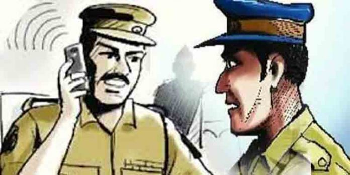 തലസ്ഥാന നഗരിയില് ഏമാന്മാര് തമ്മില് നടു റോഡില് വാക്പോര് ; കണ്ടു രസിച്ച് നാട്ടുകാര് തലസ്ഥാന നഗരിയില് ഏമാന്മാര് തമ്മില് നടു റോഡില് വാക്പോര് ; കണ്ടു രസിച്ച് നാട്ടുകാര്