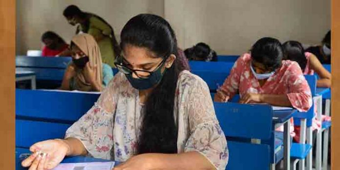 ഓരോ പരീക്ഷയ്ക്ക് ശേഷവും ക്ലാസ് അണുവിമുക്തമാക്കണം ; സര്വകലാശാല പരീക്ഷകള് നടത്തുന്നതിന് മാര്ഗനിര്ദ്ദേശം ഓരോ പരീക്ഷയ്ക്ക് ശേഷവും ക്ലാസ് അണുവിമുക്തമാക്കണം ; സര്വകലാശാല പരീക്ഷകള് നടത്തുന്നതിന് മാര്ഗനിര്ദ്ദേശം