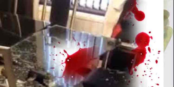 മീന്കറിയെ ചൊല്ലി ഹോട്ടലില് തര്ക്കം ; ചില്ലുമേശ ഇടിച്ചുതകര്ത്ത യുവാവ് രക്തം വാര്ന്ന് മരിച്ചു മീന്കറിയെ ചൊല്ലി ഹോട്ടലില് തര്ക്കം ; ചില്ലുമേശ ഇടിച്ചുതകര്ത്ത യുവാവ് രക്തം വാര്ന്ന് മരിച്ചു