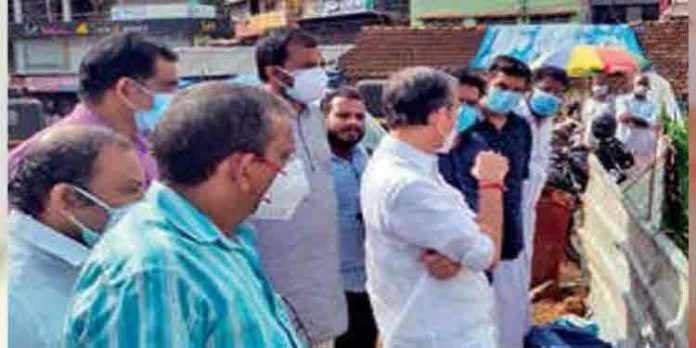 സ്ഫോടക വസ്തുക്കള് കണ്ടെടുത്ത സ്ഥലം സന്ദര്ശിക്കാനെത്തിയ ബി.ജെ.പി നേതാവ് എം.ടി.രമേശിനെ തടയാന് പോലീസ് ശ്രമം സ്ഫോടക വസ്തുക്കള് കണ്ടെടുത്ത സ്ഥലം സന്ദര്ശിക്കാനെത്തിയ ബി.ജെ.പി നേതാവ് എം.ടി.രമേശിനെ തടയാന് പോലീസ് ശ്രമം