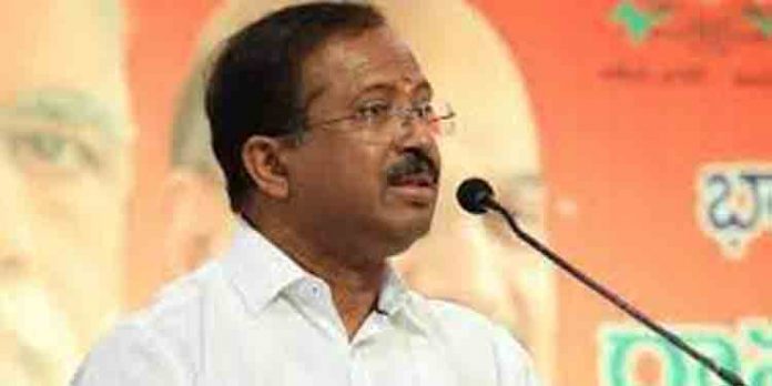 പൈലറ്റും എസ്ക്കോര്ട്ടും നിഷേധിച്ചതിന്റെ പേരില് ഗണ്മാനെയും വഴിയില് ഇറക്കിവിട്ട് കേന്ദ്ര മന്ത്രി വി മുരളീധരന് പൈലറ്റും എസ്ക്കോര്ട്ടും നിഷേധിച്ചതിന്റെ പേരില് ഗണ്മാനെയും വഴിയില് ഇറക്കിവിട്ട് കേന്ദ്ര മന്ത്രി വി മുരളീധരന്