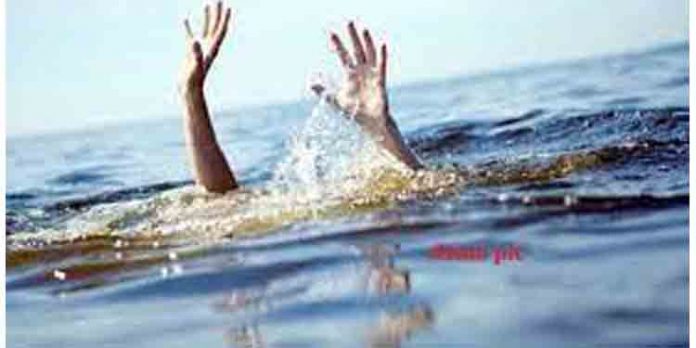 വള്ളം മറിഞ്ഞ് രണ്ട് യുവാക്കളെ കാണാതായി വള്ളം മറിഞ്ഞ് രണ്ട് യുവാക്കളെ കാണാതായി