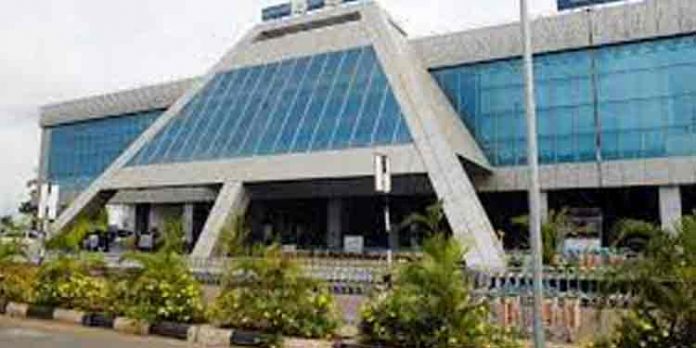 കരിപ്പൂരില് അഞ്ച് കിലോ സ്വര്ണവും രണ്ടര കിലോ സ്വര്ണ മിശ്രിതവും പിടികൂടി കരിപ്പൂരില് അഞ്ച് കിലോ സ്വര്ണവും രണ്ടര കിലോ സ്വര്ണ മിശ്രിതവും പിടികൂടി