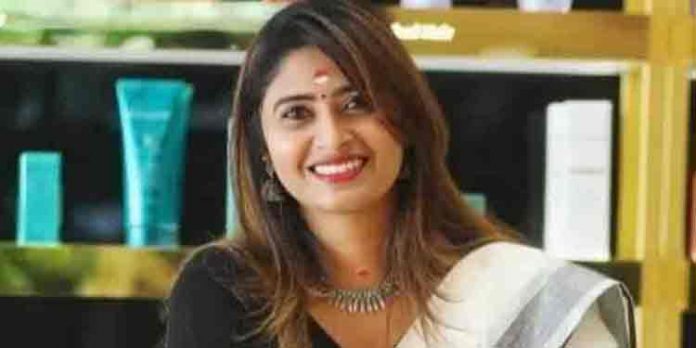 ഐഷ സുല്ത്താനയെ മൂന്നര മണിക്കൂര് ചോദ്യം ചെയ്ത് വിട്ടയച്ചു ഐഷ സുല്ത്താനയെ മൂന്നര മണിക്കൂര് ചോദ്യം ചെയ്ത് വിട്ടയച്ചു