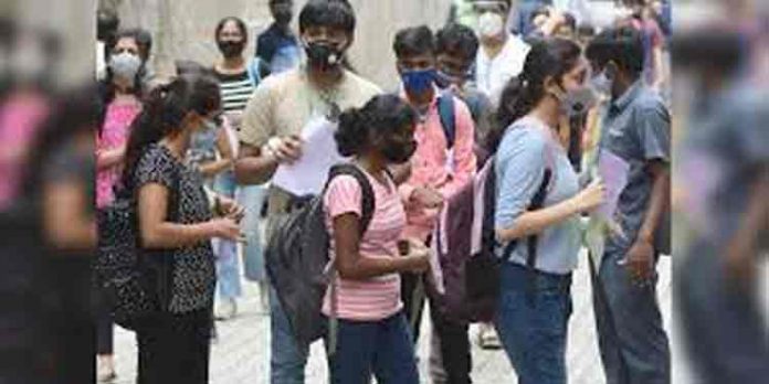 കോളേജ് വിദ്യാര്ത്ഥികള്ക്ക് വാക്സിന് ഉടന് ; 18 മുതല് 21 വരെയുള്ളവര്ക്ക് പ്രത്യേക രജിസ്ട്രേഷന് ആരംഭിക്കും – മുഖ്യമന്ത്രി കോളേജ് വിദ്യാര്ത്ഥികള്ക്ക് വാക്സിന് ഉടന് ; 18 മുതല് 21 വരെയുള്ളവര്ക്ക് പ്രത്യേക രജിസ്ട്രേഷന് ആരംഭിക്കും – മുഖ്യമന്ത്രി