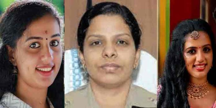 ഐ.ജി ഹര്ഷിത അട്ടല്ലൂരി ഇന്ന് വിസ്മയയുടെ വീട്ടിലെത്തി ബന്ധുക്കളെ കാണും ഐ.ജി ഹര്ഷിത അട്ടല്ലൂരി ഇന്ന് വിസ്മയയുടെ വീട്ടിലെത്തി ബന്ധുക്കളെ കാണും