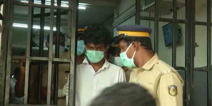 പെരിന്തല്മണ്ണ ദൃശ്യ കൊലക്കേസ് പ്രതി വിനീഷ് സബ് ജയിലില് ആത്മഹത്യക്ക് ശ്രമിച്ചു പെരിന്തല്മണ്ണ ദൃശ്യ കൊലക്കേസ് പ്രതി വിനീഷ് സബ് ജയിലില് ആത്മഹത്യക്ക് ശ്രമിച്ചു
