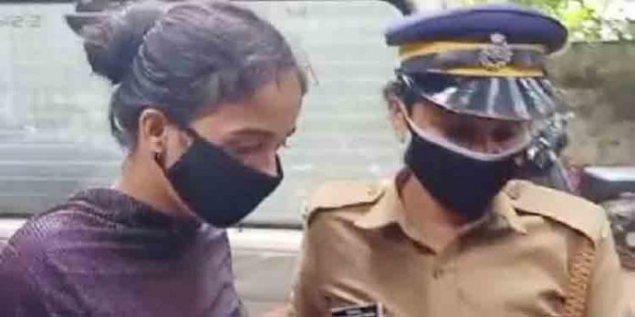 നവജാത ശിശുവിനെ ഉപേക്ഷിച്ച കേസില് അമ്മ രേഷ്മയുടെ ഫേസ് ബുക്ക് സുഹൃത്തിനെ കണ്ടെത്തി നവജാത ശിശുവിനെ ഉപേക്ഷിച്ച കേസില് അമ്മ രേഷ്മയുടെ ഫേസ് ബുക്ക് സുഹൃത്തിനെ കണ്ടെത്തി
