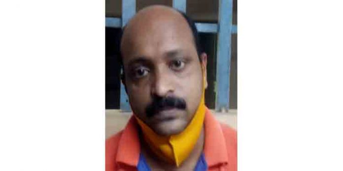 മാസ്ക് ധരിക്കാതെ വീട്ടുമുറ്റത്ത് നിന്നയാളോട് പതിനായിരം രൂപ പിഴ ആവശ്യപ്പെട്ട കല്ലൂപ്പാറയിലെ പോലീസിനെ തിരുവല്ല പോലീസ് പൊക്കി മാസ്ക് ധരിക്കാതെ വീട്ടുമുറ്റത്ത് നിന്നയാളോട് പതിനായിരം രൂപ പിഴ ആവശ്യപ്പെട്ട കല്ലൂപ്പാറയിലെ പോലീസിനെ തിരുവല്ല പോലീസ് പൊക്കി
