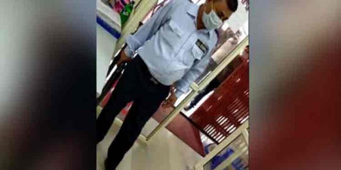 മാസ്കില്ലാതെ ബാങ്ക് ഓഫ് ബറോഡയുടെ ബ്രാഞ്ചിലെത്തിയ ഇടപാടുകാരനെ സെക്യൂരിറ്റി വെടിവെച്ചു വീഴ്ത്തി മാസ്കില്ലാതെ ബാങ്ക് ഓഫ് ബറോഡയുടെ ബ്രാഞ്ചിലെത്തിയ ഇടപാടുകാരനെ സെക്യൂരിറ്റി വെടിവെച്ചു വീഴ്ത്തി