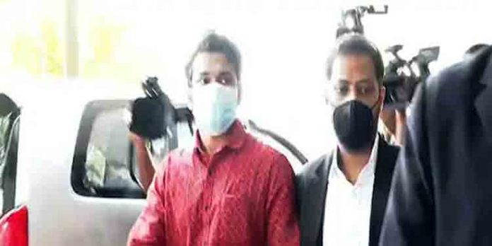 ഒളിവിലായിരുന്ന മുഖ്യപ്രതി അര്ജുന് ആയങ്കി കസ്റ്റംസിനു മുന്നില് ഹാജരായി ഒളിവിലായിരുന്ന മുഖ്യപ്രതി അര്ജുന് ആയങ്കി കസ്റ്റംസിനു മുന്നില് ഹാജരായി