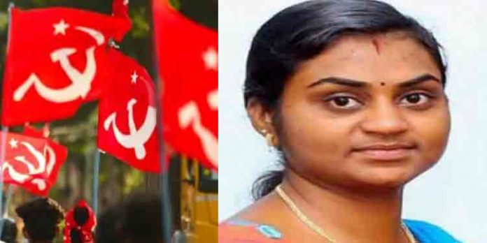 ഇസ്രയേലില് കൊല്ലപ്പെട്ട സൗമ്യ സന്തോഷിന്റെ ബന്ധുക്കളെ സി.പി.എം പ്രാദേശിക നേതൃത്വം വേട്ടയാടുന്നതായി കുടുംബത്തിന്റെ പരാതി ഇസ്രയേലില് കൊല്ലപ്പെട്ട സൗമ്യ സന്തോഷിന്റെ ബന്ധുക്കളെ സി.പി.എം പ്രാദേശിക നേതൃത്വം വേട്ടയാടുന്നതായി കുടുംബത്തിന്റെ പരാതി
