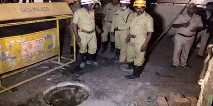 മാന്ഹോള് വൃത്തിയാക്കുന്നതിനിടെ മൂന്നു ശുചീകരണ തൊഴിലാളികള് ശ്വാസം മുട്ടി മരിച്ചു മാന്ഹോള് വൃത്തിയാക്കുന്നതിനിടെ മൂന്നു ശുചീകരണ തൊഴിലാളികള് ശ്വാസം മുട്ടി മരിച്ചു
