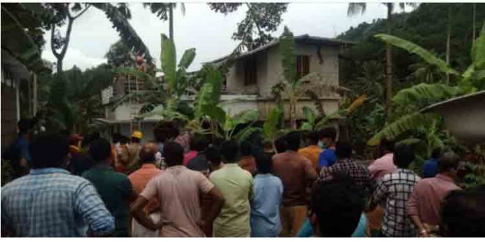 കോന്നിയില് നിര്മ്മാണത്തിലിരിക്കുന്ന വീടിന്റെ വാര്പ്പ് തകര്ന്നു വീണ് ഒരാള് മരിച്ചു കോന്നിയില് നിര്മ്മാണത്തിലിരിക്കുന്ന വീടിന്റെ വാര്പ്പ് തകര്ന്നു വീണ് ഒരാള് മരിച്ചു