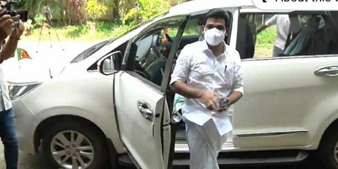 മൂന്നരക്കോടി തട്ടിയെടുത്ത ക്രിമിനൽ സംഘത്തെ പോലീസ് തിരിച്ചറിയും മുമ്പേ ബിജെപി നേതാക്കൾ തിരിച്ചറിഞ്ഞിരുന്നു മൂന്നരക്കോടി തട്ടിയെടുത്ത ക്രിമിനൽ സംഘത്തെ പോലീസ് തിരിച്ചറിയും മുമ്പേ ബിജെപി നേതാക്കൾ തിരിച്ചറിഞ്ഞിരുന്നു