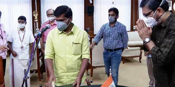 രാജ വീണ്ടും സത്യപ്രതിജ്ഞ ചെയ്തു : സഭയിൽ തുടർന്നത് ക്രമപ്രകാരമല്ലെന്ന് സതീശൻ രാജ വീണ്ടും സത്യപ്രതിജ്ഞ ചെയ്തു : സഭയിൽ തുടർന്നത് ക്രമപ്രകാരമല്ലെന്ന് സതീശൻ