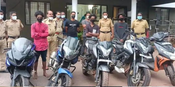 ബൈക്ക് മോഷണ സംഘം കോവളത്ത് പിടിയില് ; മോഷ്ടിച്ച അഞ്ച് വാഹനങ്ങള് പോലീസ് കണ്ടെടുത്തു ബൈക്ക് മോഷണ സംഘം കോവളത്ത് പിടിയില് ; മോഷ്ടിച്ച അഞ്ച് വാഹനങ്ങള് പോലീസ് കണ്ടെടുത്തു