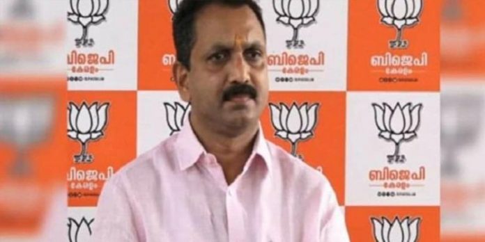 കെ.സുരേന്ദ്രനെ കുരുക്കാൻ സർക്കാർ ശ്രമിക്കുന്നു ; ബിജെപി നേതാക്കൾ ഗവർണറെ കണ്ട് നിവേദനം നൽകി കെ.സുരേന്ദ്രനെ കുരുക്കാൻ സർക്കാർ ശ്രമിക്കുന്നു ; ബിജെപി നേതാക്കൾ ഗവർണറെ കണ്ട് നിവേദനം നൽകി