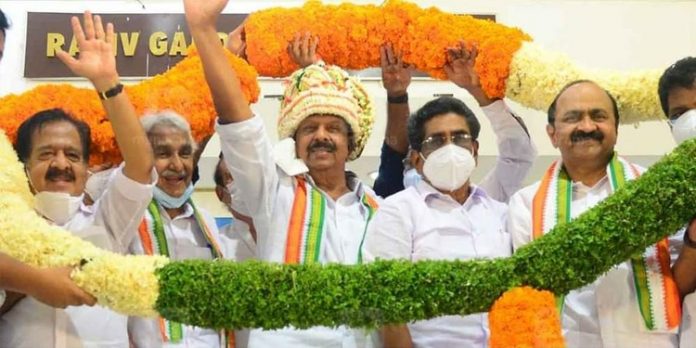 കെപിസിസി ഓഫിസിനു മുന്നിൽ ആൾക്കൂട്ടം ; കേസ് രാഷ്ട്രീയ പ്രേരിതമെന്ന് ആക്ഷേപം കെപിസിസി ഓഫിസിനു മുന്നിൽ ആൾക്കൂട്ടം ; കേസ് രാഷ്ട്രീയ പ്രേരിതമെന്ന് ആക്ഷേപം