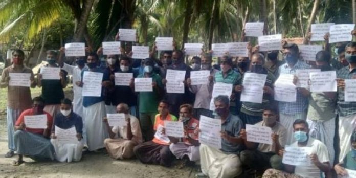 കരാർ ജീവനക്കാരെ പിരിച്ചുവിട്ടതിനെതിരെ ലക്ഷദ്വീപിൽ ജനകീയ പ്രതിഷേധം കരാർ ജീവനക്കാരെ പിരിച്ചുവിട്ടതിനെതിരെ ലക്ഷദ്വീപിൽ ജനകീയ പ്രതിഷേധം