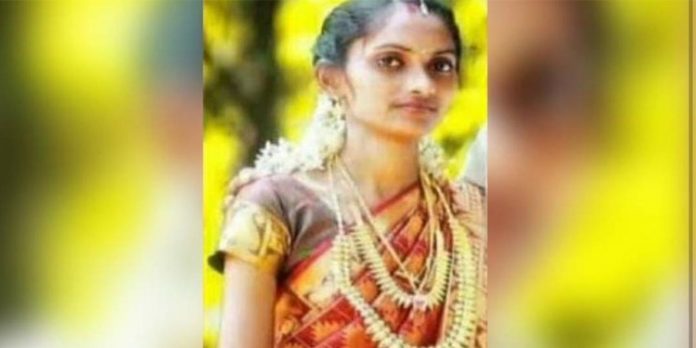തിരുവനന്തപുരത്ത് യുവതി ഭര്ത്താവിന്റെ വീട്ടില് തീകൊളുത്തി മരിച്ച നിലയില് തിരുവനന്തപുരത്ത് യുവതി ഭര്ത്താവിന്റെ വീട്ടില് തീകൊളുത്തി മരിച്ച നിലയില്