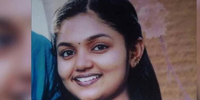 ആലപ്പുഴ ഭര്തൃഗൃഹത്തില് യുവതിയെ തൂങ്ങി മരിച്ച നിലയിൽ ആലപ്പുഴ ഭര്തൃഗൃഹത്തില് യുവതിയെ തൂങ്ങി മരിച്ച നിലയിൽ