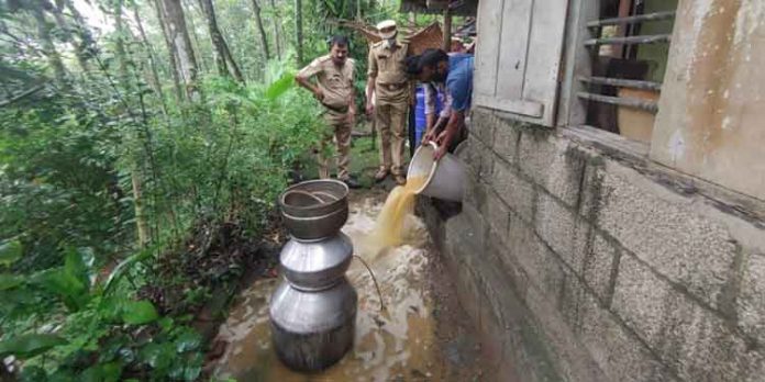 റാന്നി ഇടമണ്ണിൽ 157 ലിറ്റർ കോടയും വാറ്റുപകരണങ്ങളും പിടികൂടി റാന്നി ഇടമണ്ണിൽ 157 ലിറ്റർ കോടയും വാറ്റുപകരണങ്ങളും പിടികൂടി