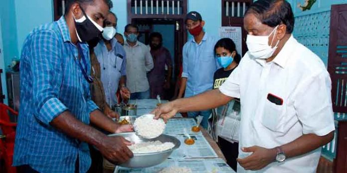 കോവിഡ് പ്രതിരോധം : ലോക്ക്ഡൗണില് ഭക്ഷണമൊരുക്കി നല്കി ജില്ലാ സ്പോര്ട്സ് കൗണ്സില് കോവിഡ് പ്രതിരോധം : ലോക്ക്ഡൗണില് ഭക്ഷണമൊരുക്കി നല്കി ജില്ലാ സ്പോര്ട്സ് കൗണ്സില്