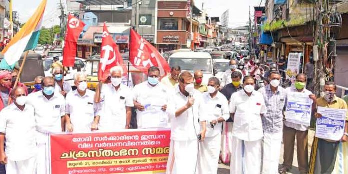 ഇന്ധന വിലവര്ധനവിൽ പ്രതിഷേധിച്ച് സംയുക്ത ട്രേഡ് യൂണിയന്റെ നേതൃത്വത്തിൽ പത്തനംതിട്ടയില് ചക്ര സ്തംഭന സമരം നടത്തി ഇന്ധന വിലവര്ധനവിൽ പ്രതിഷേധിച്ച് സംയുക്ത ട്രേഡ് യൂണിയന്റെ നേതൃത്വത്തിൽ പത്തനംതിട്ടയില് ചക്ര സ്തംഭന സമരം നടത്തി