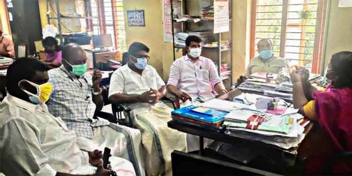 നഗരത്തില് കുടിവെള്ളമില്ല ; വാട്ടര് അതോറിറ്റി അസി. എഞ്ചിനീയറെ സി.പി.ഐ ഉപരോധിച്ചു നഗരത്തില് കുടിവെള്ളമില്ല ; വാട്ടര് അതോറിറ്റി അസി. എഞ്ചിനീയറെ സി.പി.ഐ ഉപരോധിച്ചു