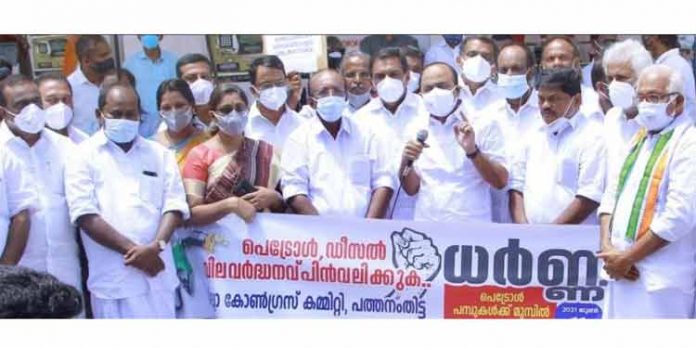 കേന്ദ്ര-സംസ്ഥാന സര്ക്കാരുകള് രാജ്യത്ത് നികുതി ഭീകരത നടപ്പാക്കിയിരിക്കുകയാണെന്ന് വി.ഡി. സതീശന് കേന്ദ്ര-സംസ്ഥാന സര്ക്കാരുകള് രാജ്യത്ത് നികുതി ഭീകരത നടപ്പാക്കിയിരിക്കുകയാണെന്ന് വി.ഡി. സതീശന്