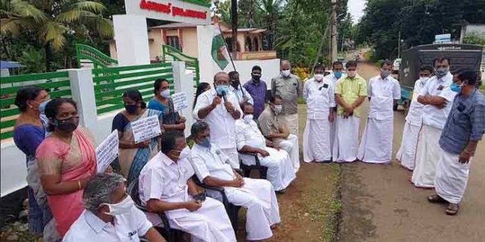 സുരേഷ് കുഴിവേലിയെ സസ്പെന്റ് ചെയ്ത നടപടി പിന്വലിക്കണം ; കടമ്പനാട് പഞ്ചായത്ത് ആഫീസിന് മുമ്പില് കോണ്ഗ്രസ് ധര്ണ്ണ സുരേഷ് കുഴിവേലിയെ സസ്പെന്റ് ചെയ്ത നടപടി പിന്വലിക്കണം ; കടമ്പനാട് പഞ്ചായത്ത് ആഫീസിന് മുമ്പില് കോണ്ഗ്രസ് ധര്ണ്ണ
