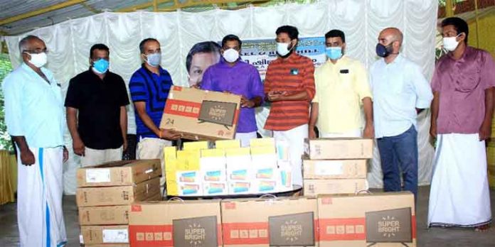 എഡ്യൂ- കെയര് പദ്ധതിയിലേക്ക് 40 മൊബൈല് ഫോണുകളും15 എല്ഇഡി ടെലിവിഷനും നല്കി എഡ്യൂ- കെയര് പദ്ധതിയിലേക്ക് 40 മൊബൈല് ഫോണുകളും15 എല്ഇഡി ടെലിവിഷനും നല്കി