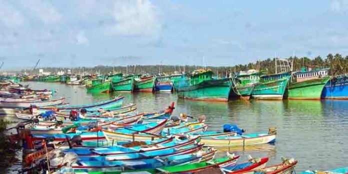 കടുത്ത പ്രതിസന്ധി അഭിമുഖീകരിക്കുന്ന തീരമേഖലക്കായി 11,000 കോടിയുടെ പാക്കേജ് കടുത്ത പ്രതിസന്ധി അഭിമുഖീകരിക്കുന്ന തീരമേഖലക്കായി 11,000 കോടിയുടെ പാക്കേജ്