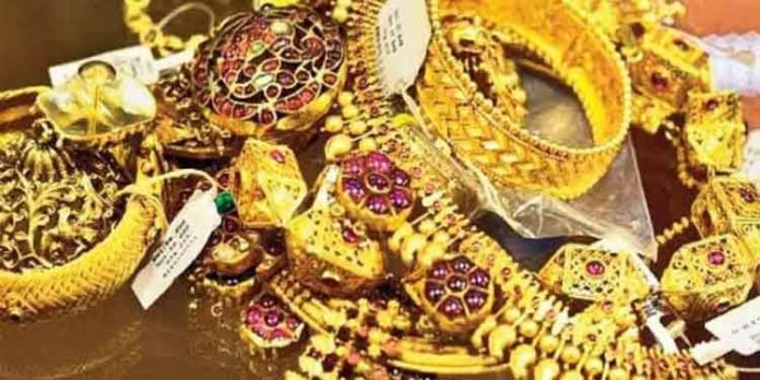 സംസ്ഥാനത്ത് സ്വര്ണവില വീണ്ടും കുറഞ്ഞു സംസ്ഥാനത്ത് സ്വര്ണവില വീണ്ടും കുറഞ്ഞു