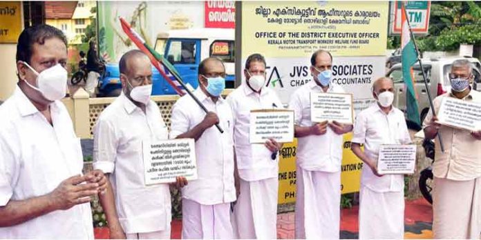 ജില്ലാ മോട്ടോർ തൊഴിലാളി ഫെഡറേഷൻ (ഐഎൻടിയുസി) തൊഴിലാളി ക്ഷേമനിധി ഓഫീസിനു മുന്നിൽ ധർണ നടത്തി ജില്ലാ മോട്ടോർ തൊഴിലാളി ഫെഡറേഷൻ (ഐഎൻടിയുസി) തൊഴിലാളി ക്ഷേമനിധി ഓഫീസിനു മുന്നിൽ ധർണ നടത്തി