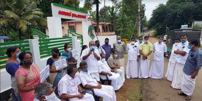 കോണ്ഗ്രസ് സമരം രാഷ്ട്രീയ പ്രേരിതം ; സുരേഷ് കുഴിവേലിക്കെതിരെ നടപടിയെടുത്തത് ജോലിയില് വീഴ്ച വരുത്തിയതിന് – കടമ്പനാട് പഞ്ചായത്ത് പ്രസിഡന്റ് കോണ്ഗ്രസ് സമരം രാഷ്ട്രീയ പ്രേരിതം ; സുരേഷ് കുഴിവേലിക്കെതിരെ നടപടിയെടുത്തത് ജോലിയില് വീഴ്ച വരുത്തിയതിന് – കടമ്പനാട് പഞ്ചായത്ത് പ്രസിഡന്റ്