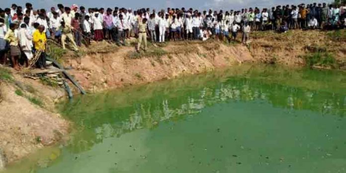 കടബാധ്യത – കര്ണാടകയില് കര്ഷക കുടുംബത്തിലെ ആറ് പേര് കുളത്തില് ചാടി ആത്മഹത്യ ചെയ്തു കടബാധ്യത – കര്ണാടകയില് കര്ഷക കുടുംബത്തിലെ ആറ് പേര് കുളത്തില് ചാടി ആത്മഹത്യ ചെയ്തു