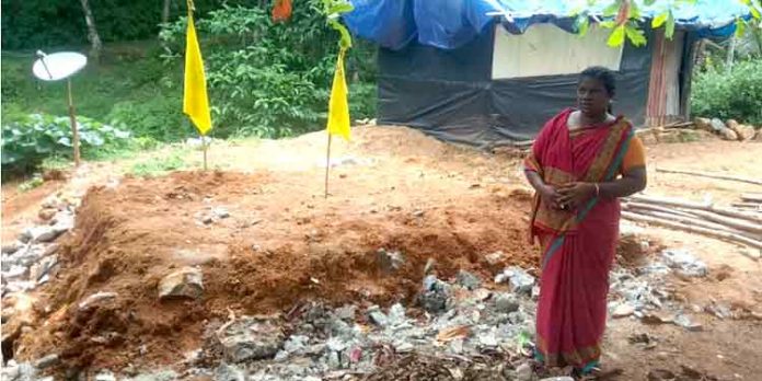 ചെങ്ങറ സമരഭൂമി കവാടത്തിലെ സി.പി.ഐ പ്രവർത്തകയുടെ കട ഡി.എച്ച്.ആർ.എം പ്രവർത്തകർ പൊളിച്ച് നീക്കി ചെങ്ങറ സമരഭൂമി കവാടത്തിലെ സി.പി.ഐ പ്രവർത്തകയുടെ കട ഡി.എച്ച്.ആർ.എം പ്രവർത്തകർ പൊളിച്ച് നീക്കി
