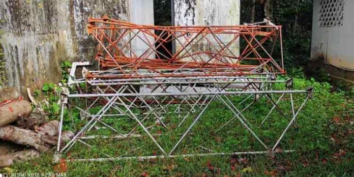 മൊബൈല് ടവര് കാറ്റിലും മഴയിലും തകര്ന്നുവീണിട്ട് മാസങ്ങള് ; വിദ്യാര്ത്ഥികള് പരിധിക്കു പുറത്ത് മൊബൈല് ടവര് കാറ്റിലും മഴയിലും തകര്ന്നുവീണിട്ട് മാസങ്ങള് ; വിദ്യാര്ത്ഥികള് പരിധിക്കു പുറത്ത്